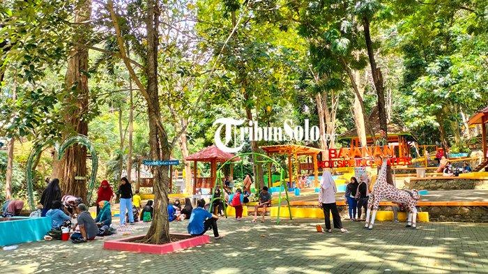 WISATA SRAGEN - Pengunjung beraktivitas di Pemandian Air Panas Bayanan Sragen, Minggu (30/4/2023).