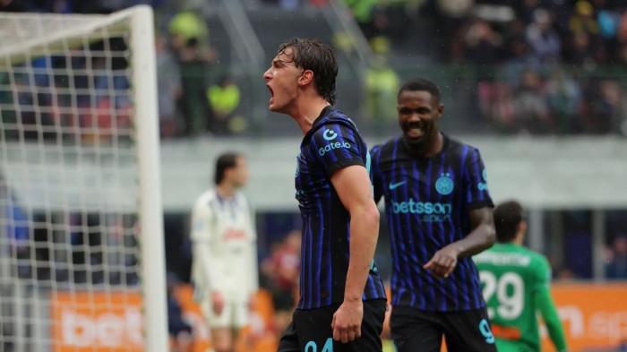 SELEBRASI - Penyerang Inter Milan Francesco Pio Esposito merayakan gol yang ia cetak ke gawang Atalanta dalam pertandingan Liga Italia pekan ke-29 musim 2025/2026, Sabtu (14/3/2026).