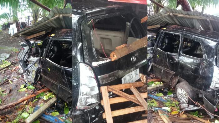 KECELAKAAN -- Kecelakaan maut menimpa mobil Kijang Innova hitam asal Gorontalo di Desa Sapa, Minahasa Selatan, yang mengakibatkan dua orang penumpang meninggal dunia di lokasi kejadian.