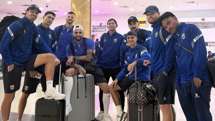 FOTO BERSAMA - Sejumlah pemain Persib berfoto dalam perjalanan dari Bandung menuju Samarinda. Persib akan menantang Borneo FC pada pertandingan tunda pekan ke-21 Super League 2025/26 yang akan digelar di Stadion Segiri Samarinda, Minggu 15 Maret 2026 pukul 20.30 WIB. (Instagram @kurzawa)