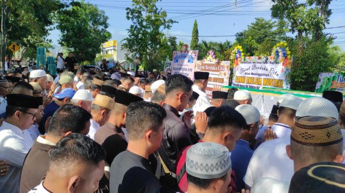 PROSESI SALAT JENAZAH — Ratusan pelayat memenuhi jalan di depan rumah duka saat prosesi salat jenazah kakak beradik korban kecelakaan maut di Jalan Pangeran Hidayat, Kelurahan Wongkaditi Barat, Kota Gorontalo, Provinsi Gorontalo Minggu (15/3/2026). 