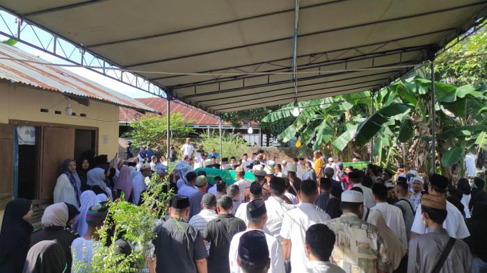 PROSESI SALAT JENAZAH — Ratusan pelayat memenuhi jalan di depan rumah duka saat prosesi salat jenazah kakak beradik korban kecelakaan maut di Jalan Pangeran Hidayat, Kelurahan Wongkaditi Barat, Kota Gorontalo, Provinsi Gorontalo Minggu (15/3/2026). 