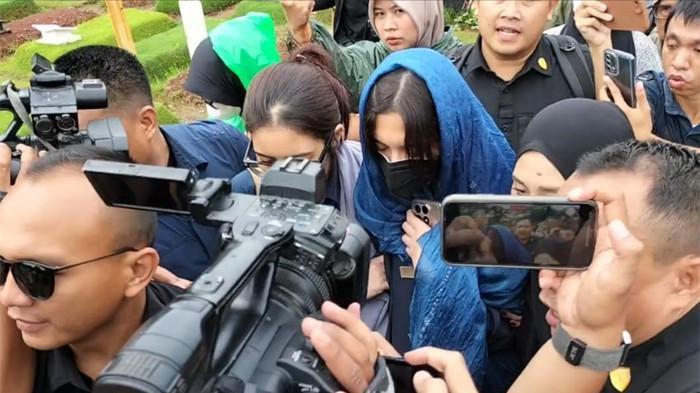 HADIRI PEMAKAMAN - Sheila Dara di pemakaman Vidi Aldiano di TPU Tanah Kusir, Jakarta, Minggu (8/3/2026).