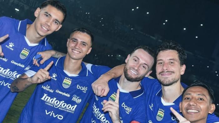 Dion Markx, Eliano Reijnders, Marc Klok, Thom Haye, dan Beckham Putra usai Persib Vs Persik Kediri di Stadion Gelora Bandung Lautan Api, Kota Bandung, Senin (9/3/2026). (Instagram @eliano.r)