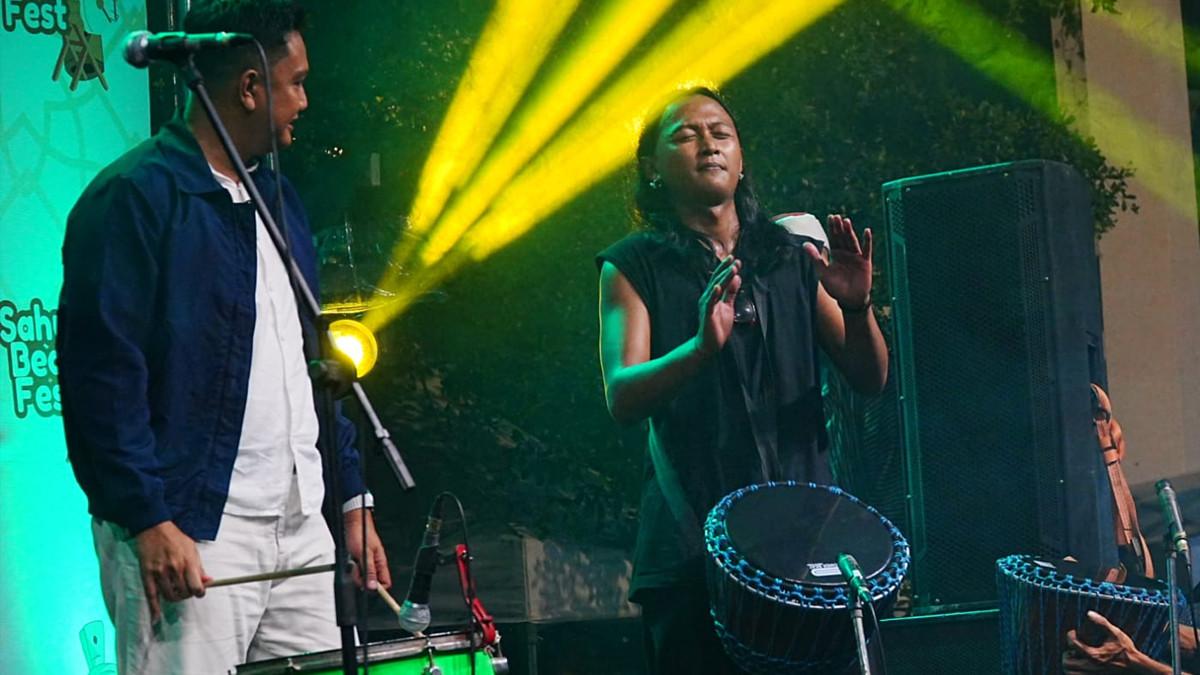 RAMADAN DI KLATEN - Bupati Klaten Hamenang Wajar Ismoyo ikut memainkan alat musik perkusi bersama peserta Sahur Beat Fest Ramadive 2026 di panggung Taman Kuliner MPP Klaten, Sabtu (14/3/2026).