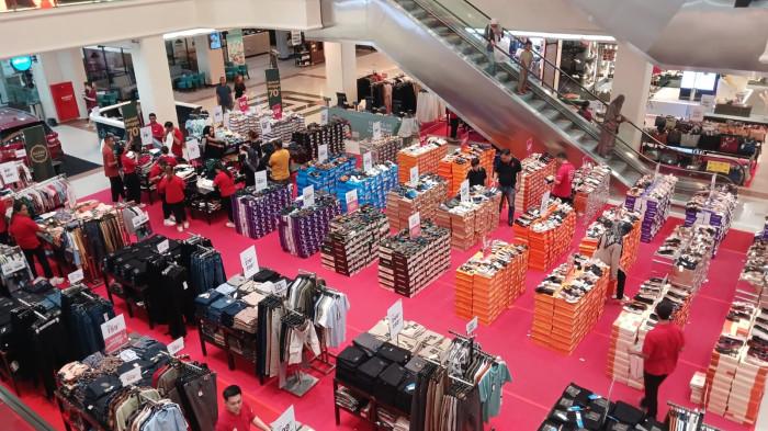 Warga memanfaatkan waktu untuk membeli pakaian baru dan