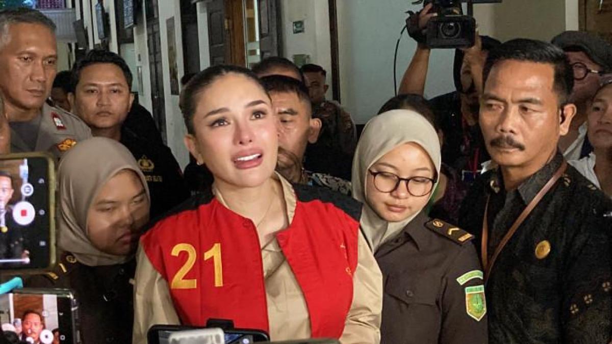 KASUS NIKITA MIRZANI - Nikita Mirzani menangis menantikan sidang putusan kasus pemerasan dan tindak pidana pencucian uang (TPPU) di Pengadilan Negeri Jakarta Selatan, Kamis (23/10/2025). Nikita berharap doanya bisa terkabul di vonis pekan depan dan bisa kembali bertemu anak-anaknya.