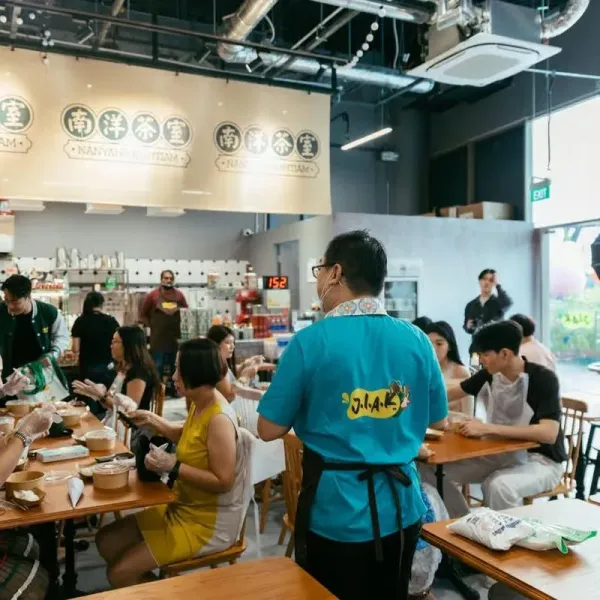 Bikin hawker demi mendiang suami Kenang Mendiang Suami, Wanita Ini Investasi Rp 10 Miliar di Pusat Kuliner!