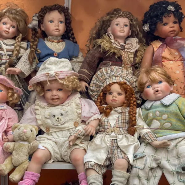 creepy doll collection विचित्र छंद