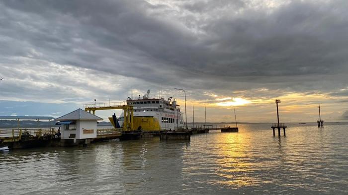 JADWAL KMP MANTA - Tampak kapal feri KMP Manta II saat sandar di Pelabuhan Sei Jepun Nunukan, pada Kamis (26/2/2026). Cek jadwal kapal feri edisi Maret 2026 dimana KMP Manta II akan layani penumpang dari Pulau Sebatik ke ibu kota Kabupaten Nunukan. (TribunKaltara.com/Fatimah Majid)