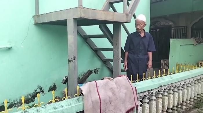 BOCAH TEWAS TERJATUH -- Pengurus masjid di Jalan KH Azhari menunjukkan lokasi pagar tempat ZA (8) jatuh dari lantai dua, Senin (16/3/2026). Korban meninggal dunia usai tubuhnya jatuh tertancap ke ujung pagar yang runcing.
