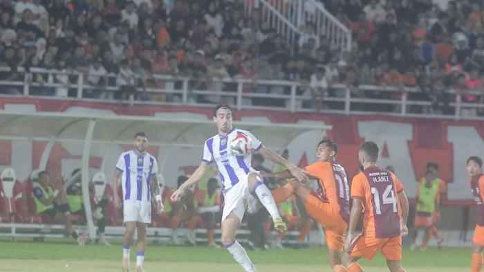 IMBANG - Bek Persib Patricio Matricardi berduel dengan pemain Borneo FC dalam pertandingan Super League di Stadion Segiri Samarinda, Minggu 15 Maret 2026.