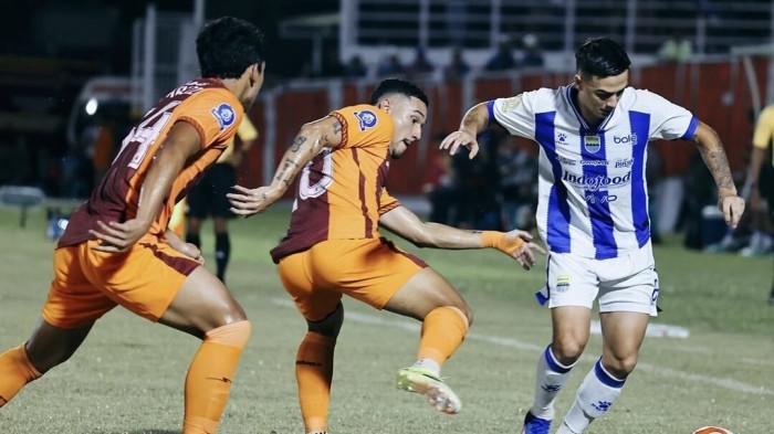 BEREBUT BOLA - PERSIB bermain imbang 1-1 dengan Borneo FC pada pertandingan tunda pekan ke-21 Super League 2025/26 di Stadion Segiri Samarinda, Minggu, 15 Maret 2026. Gol PERSIB dicetak mantan pemain Borneo FC, Adam Alis menit 14. Gol balasan Borneo FC dicetak Mariano Peralta dari titik penalti menit 83.