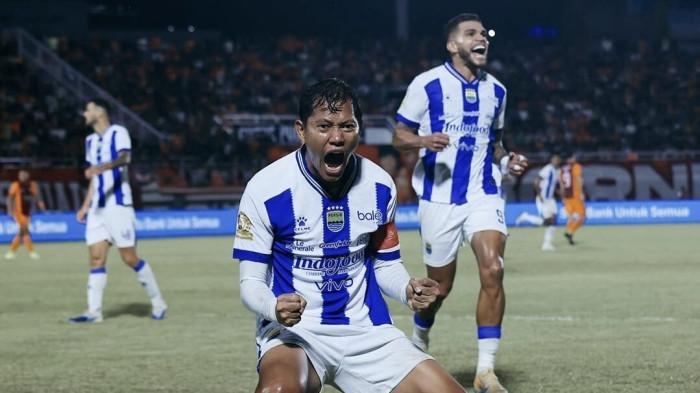SELEBRASI - PERSIB bermain imbang 1-1 dengan Borneo FC pada pertandingan tunda pekan ke-21 Super League 2025/26 di Stadion Segiri Samarinda, Minggu, 15 Maret 2026. Gol PERSIB dicetak mantan pemain Borneo FC, Adam Alis menit 14. Gol balasan Borneo FC dicetak Mariano Peralta dari titik penalti menit 83.