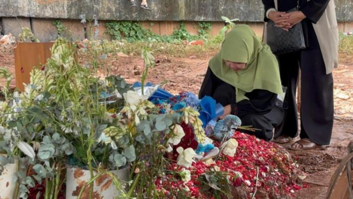 ZIARAH MAKAM - Orang tua Vidi Aldiano, Harry Kiss dan Besbarini mendatangi makam sang anak di TPU Tanah Kusir, Jakarta Selatan, Selasa (10/2/2026). Pantauan di lokasi Harry Kiss dan Besbarini tiba di makam Vidi Aldiano sekitar pukul 12.00 WIB. Mereka datang untuk mendoakan putranya yang sudah tiada