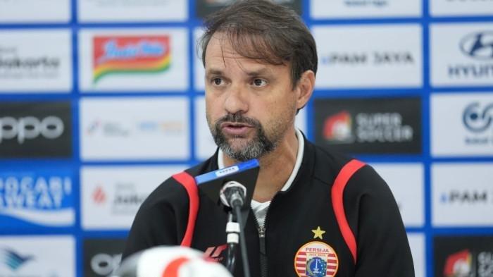 Pelatih Persija Jakarta, Mauricio Souza, dalam konferensi pers