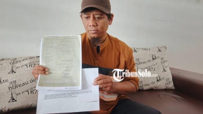 SERITIFIKAT TANAH. Arif Nur Rahman menunjukkan salinan sertifikat tanah yang diduga bekas tipex an, Senin (16/3/2026). Kasus ini membuat seorang notaris ditetapkan tersangka.