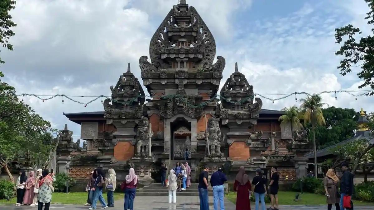 Pengunjung bisa menikmati berbagai wahana budaya dan museum di TMII dengan Annual Pass promo Lebaran.