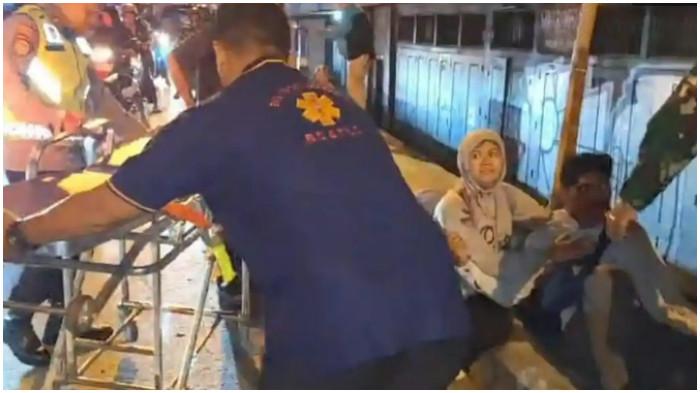 Petugas gabungan dibantu warga saat mengevakuasi korban kecelakaan di Pantura Brebes