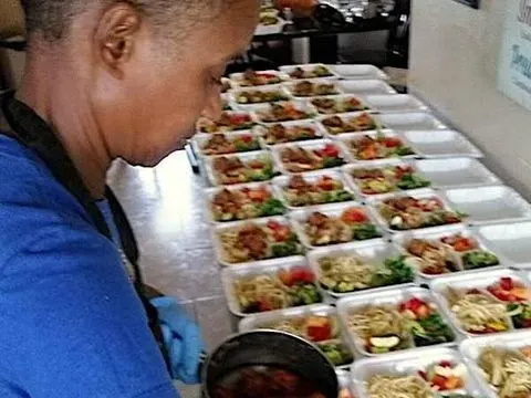 Salut! Pelayan Ini Sudah Bagikan 270 Ribu Makanan untuk Tunawisma
