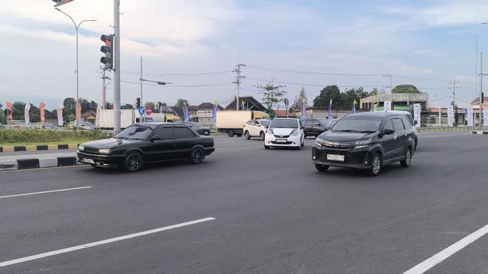 RAMAI LANCAR. Kendaraan melintas di Exit Prambanan Tol Solo-Jogja, Kecamatan Jogonalan, Kabupaten Klaten pada Selasa (17/3/2026). Penjagaan terlihat oleh petugas.