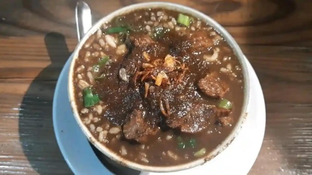 Hidangan nasi grombyang, kuliner legendaris yang bisa ditemukan di Pemalang, Jawa Tengah.