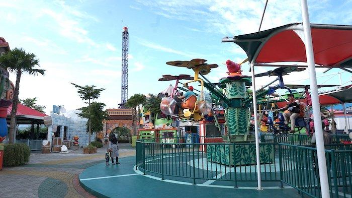 Wisatawan menjajal wahana di Saloka Theme Park, Minggu (26/1/2020).