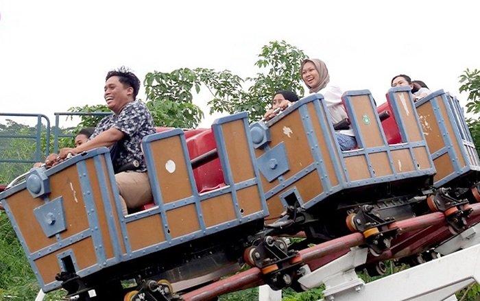 WISATA SEMARANG - Pengunjung tengah menikmati keseruan wahana di Saloka Theme Park, Jumat (7/3/2025).