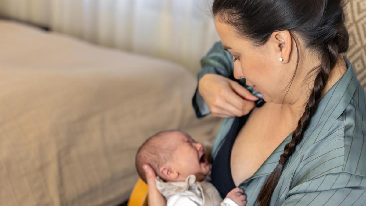 ilustrasi bayi menyusu, berikut ini cara mengatasi bayi yang sering tersedak saat menyusu