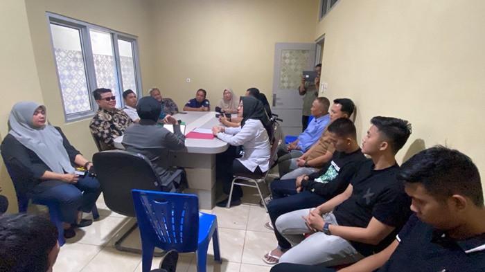 DILAPORKAN KE POLISI -- Polda Sumsel memanggil pihak Persatuan Penyandang Disabilitas Indonesia (PPDI) Sumsel dan pengunggah konten parodi yang menyinggung kaum disabilitas, pasca laporan yang yang dibuat PPDI, Selasa (17/3/2026). Pengunggah video meminta maaf dalam pertemuan tersebut, laporan akan ditindaklanjuti Ditres PPA dan PPO Polda Sumsel.