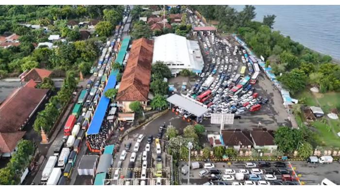ARUS MUDIK LEBARAN - Antrean kendaraan di Pelabuhan Gilimanuk, Bali, Rabu (18/3/2026). Memasuki puncak arus mudik, berbagai jalur transportasi mulai dipadati kendaraan, Rabu (18/3/2026).