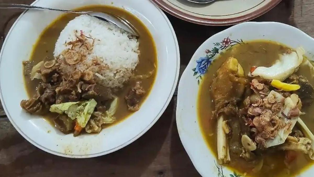 TONGSENG KAMBING VIRAL - Menu di Warung Tongseng Kambing Bu Soleh yang berlokasi di Kecamatan Colomadu, Kabupaten Karanganyar, difoto Kamis (25/12/2025). Warung sederhana yang menyajikan olahan daging kambing ini menjelma menjadi destinasi kuliner favorit anak muda.