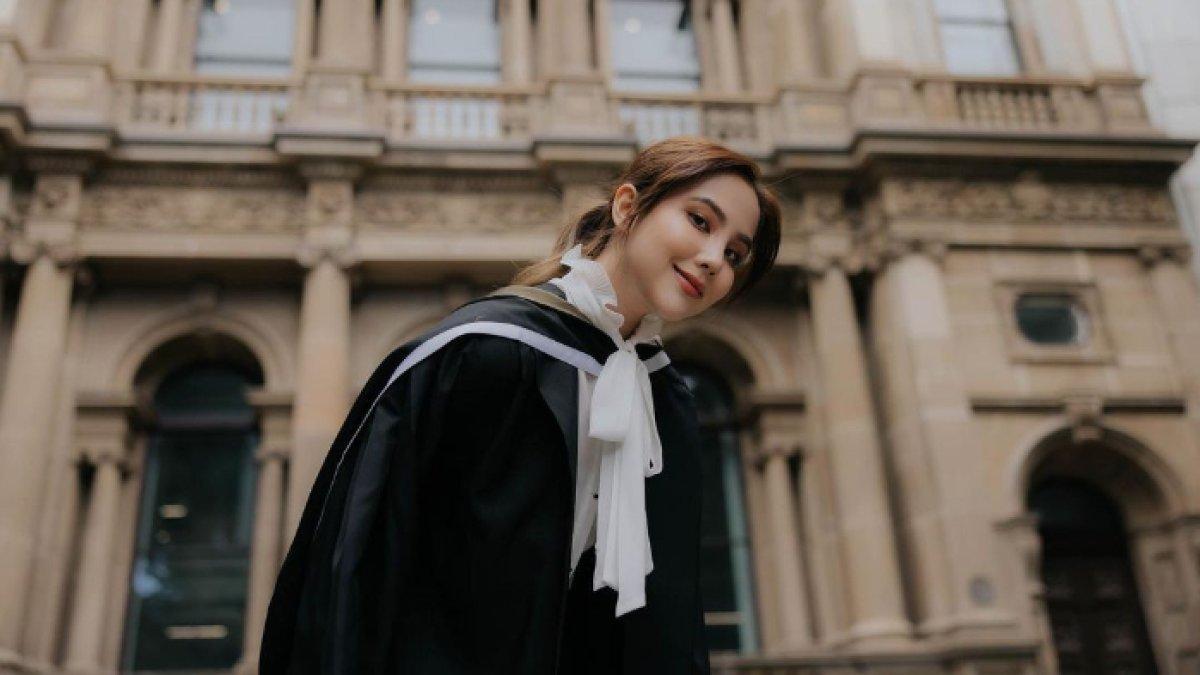 Agatha Chelsea memiliki pendidikan yang mentereng.