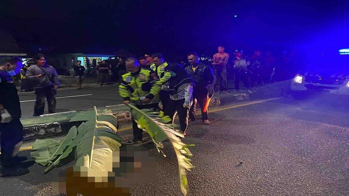 LAKA TUNGGAL MAUT — Pihak kepolisian dari Satlantas Polres Bangka saat melakukan olah TKP laka tunggal maut di Jalan Kenanga, Sungailiat, Bangka, Rabu (18/3/2026).