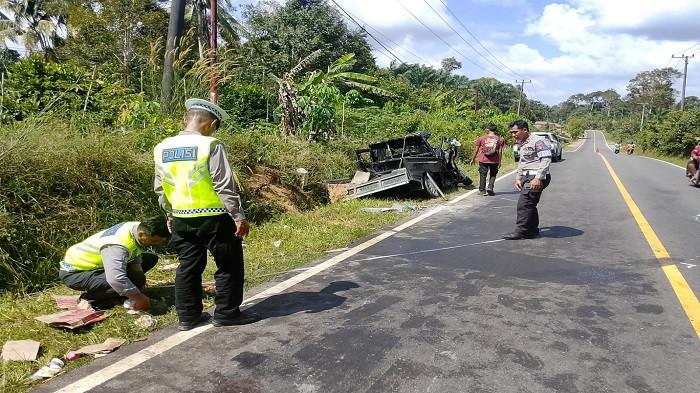 OLAH TKP--Kecelakaan lalu lintas yang melibatkan dua unit kendaraan roda empat di ruas Jalan Raya Pangkalpinang-Mentok, tepatnya di wilayah Desa Berang, Kecamatan Simpang Teritip, pada Rabu (18/03/2026) polisi telah melakukan olah TKP lokasi kecelakaan.