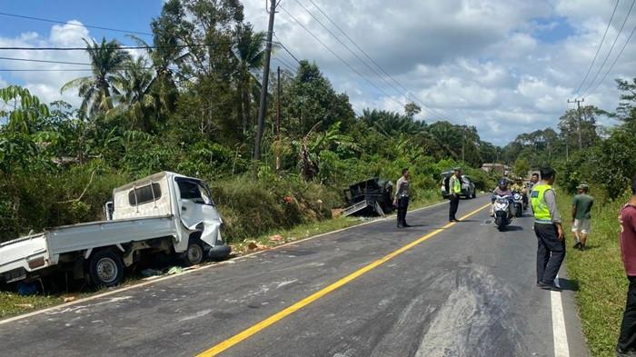 OLAH TKP--Kecelakaan lalu lintas yang melibatkan dua unit kendaraan roda empat di ruas Jalan Raya Pangkalpinang-Mentok, tepatnya di wilayah Desa Berang, Kecamatan Simpang Teritip, pada Rabu (18/03/2026) polisi telah melakukan olah TKP lokasi kecelakaan.