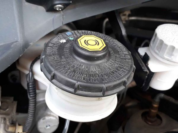Reservoir minyak rem pada Honda Brio
