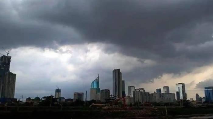 CUACA SURABAYA - Foto cuaca berawan di Jakarta. Menurut BMKG, Kota Surabaya diprediksi bakal mayoritas berawan. Hujan petir akan turun sore hari.