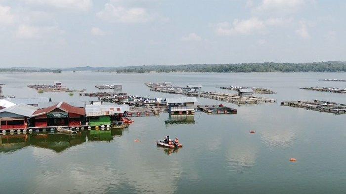 Susana warung apung di tengah-tengah Waduk Kedung Ombo di Dukuh Bulu, Desa Wonoharjo, Kecamatan Kemusu, Kabupaten Boyolali, Minggu (16/5/2021).