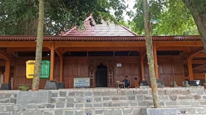 WISATA RELIGI - Makam Pangeran Samudro di Gunung Kemukus Sragen berlokasi di Kecamatan Sumberlawang, Kabupaten Sragen, Jawa Tengah.