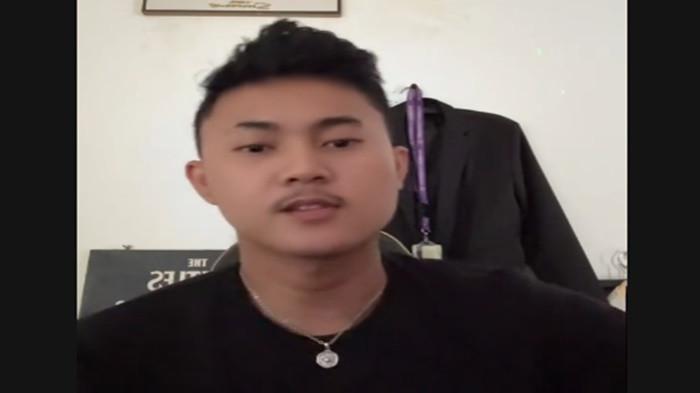 TIKTOKER DILAPORKAN - TikToker yang membuat parodi menyinggung kondisi fisik penyandang disabilitas resmi dilaporkan ke Polda Sumsel. Kini lewat akun TikToknya @kingubayy menyampaikan permintaan maaf.