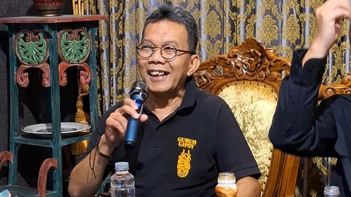 KEENAN TOLAK UANG VIDI - Keenan Nasution pencipta lagu 'Nuansa Bening' pernah tolak uang Rp 50 juta dari tim Vidi Aldiano terkait ucapan terimakasih, hal itu dilakukan Keenan karena merasa sikap itu tidak layak dilakukan apalagi setelah sekian lama tak ada komunikasi. Keenan Nasution dalam jumpa pers di kawasan Fatmawati Jakarta Selatan, Senin (17/2/2025).