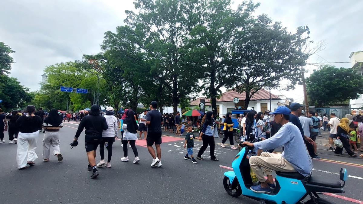 Suasana di Car Free Day Solo Jawa Tengah yang cocok dikunjungi keluarga.