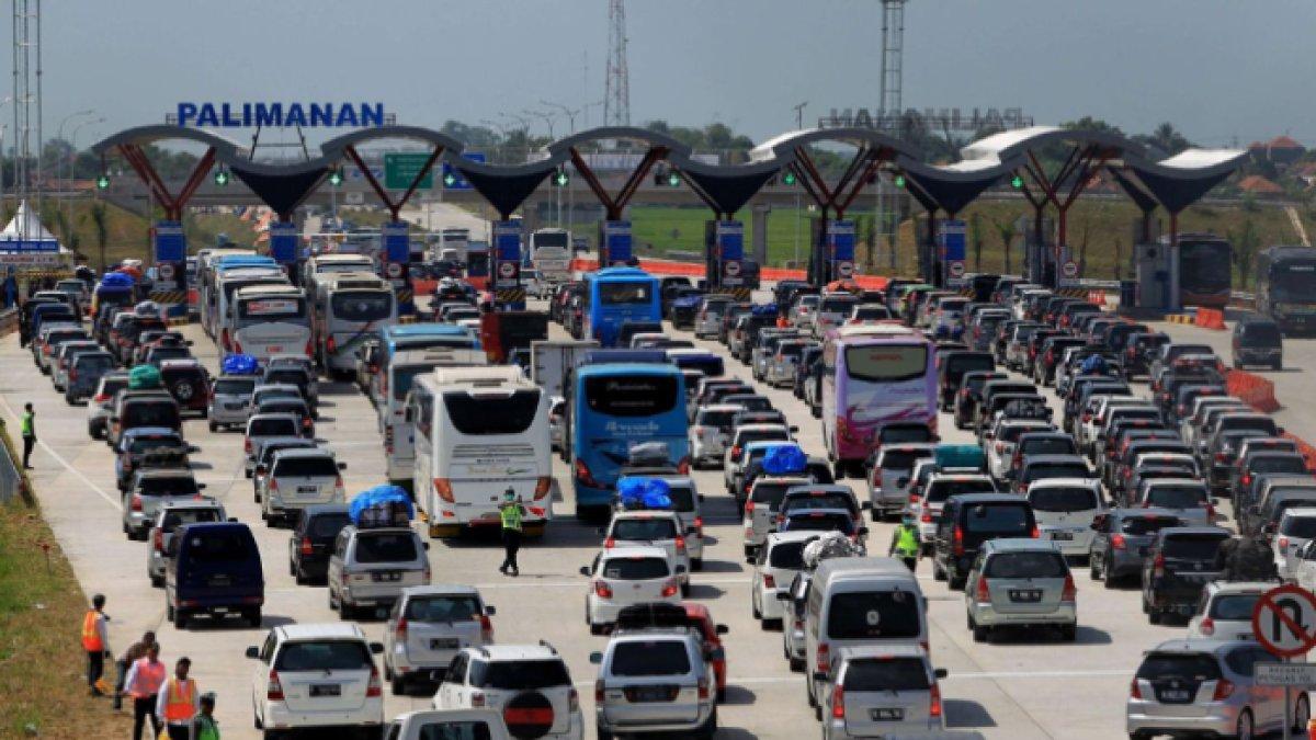 MUDIK LEBARAN 2026 - Antrean kendaraan pemudik terjadi di gerbang pintu keluar Tol Palimanan, Cirebon, Jawa Barat, Selasa (14/7/2015) pada tiga hari menjelang Hari Raya Idul Fitri. Antrean kendaraan ini mengakibatkan kemacetan sepanjang 2 kilometer. Ilustrasi mudik Lebaran 2025.