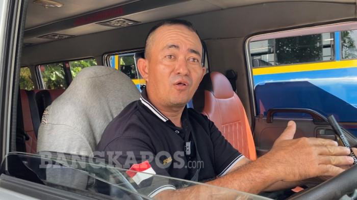 SOPIR TERMINAL SUNGAILIAT - Supriadi, salah satu sopir transportasi umum jenis mobil elf tujuan Sungailiat-Parittiga saat ngetem di Terminal Sungailiat, Kabupaten Bangka, Rabu (18/3/2026).