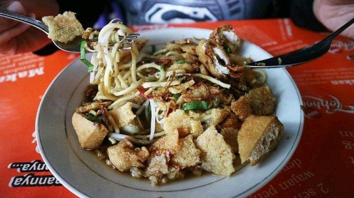 Seporsi mi kopyok di warung Mie Kopyok Pak Dhuwur Semarang, Jawa Tengah.