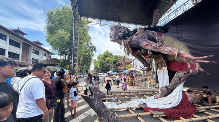 Ogoh-ogoh Sapa Warang Gemeh Bali - Metaksu, Ribuan Warga Terbius Saat Sapa Warang Gemeh Bali Mesolah, Marmar: Saya Ikut Hening