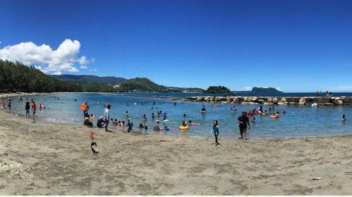 Tampak para wisatawan yang memadati Objek Wisata Pantai Hamadi usai Natal 25 Desember, Minggu (26/12/2021).