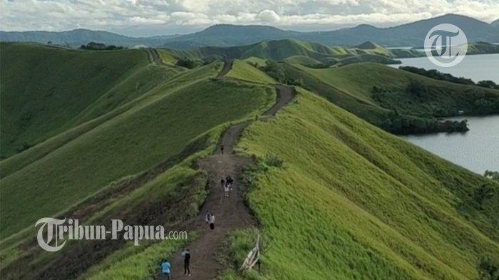 WISATA PAPUA - Potret pengunjung wisata di Bukit Tungkuwiri atau Bukit Teletubbies yang terletak di Kampung Doyo Lama, Distrik Waibu, Kabupaten Jayapura, Papua.