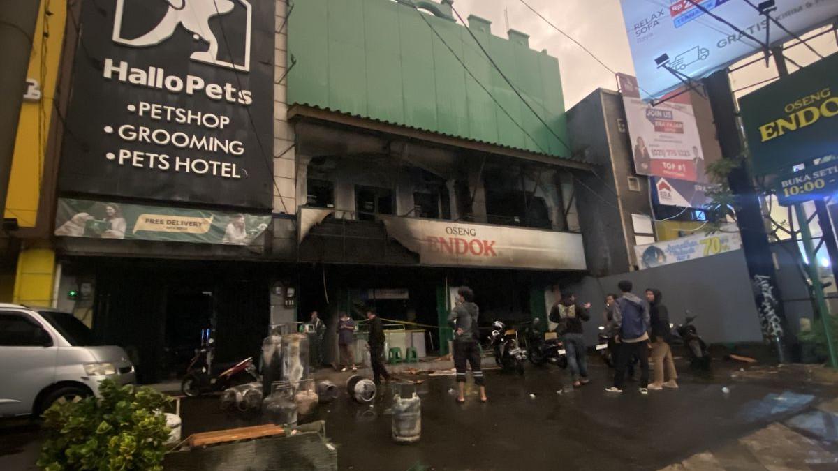 OSENG ENDOK KEBAKARAN - Kondisi restoran Oseng Endok yang terbakar di Jalan Margonda Raya, Depok kini hangus, Sabtu (21/3/2026)